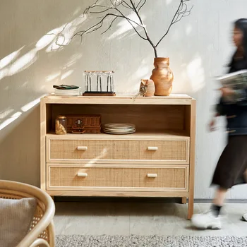 бытовой обеденный шкаф с выдвижными ящиками, простая гостиная, небольшой шкаф для хранения из массива дерева из ротанга у стены