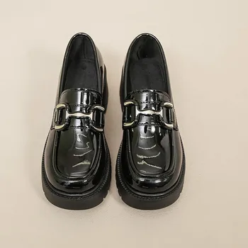 Женская платформа Кожаная весна 2023 Новая повышенная повседневная обувь Британский стиль Одиночная обувь Женские каблуки Женщины Черные каблуки