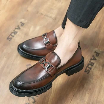 Мужская обувь 2023 Новая британская повседневная кожаная обувь Brogue Black Мужская деловая формальная одежда Весна и осень Увеличение роста Wo